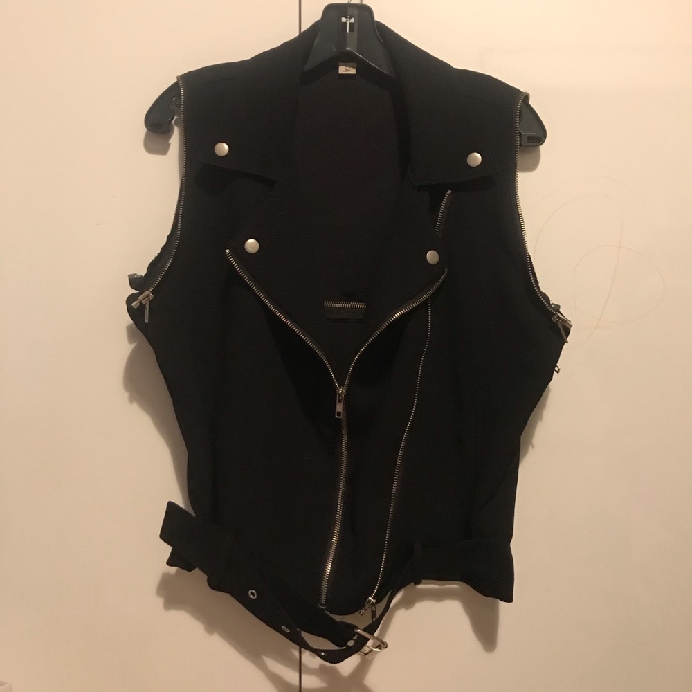 Black vest perfecto style